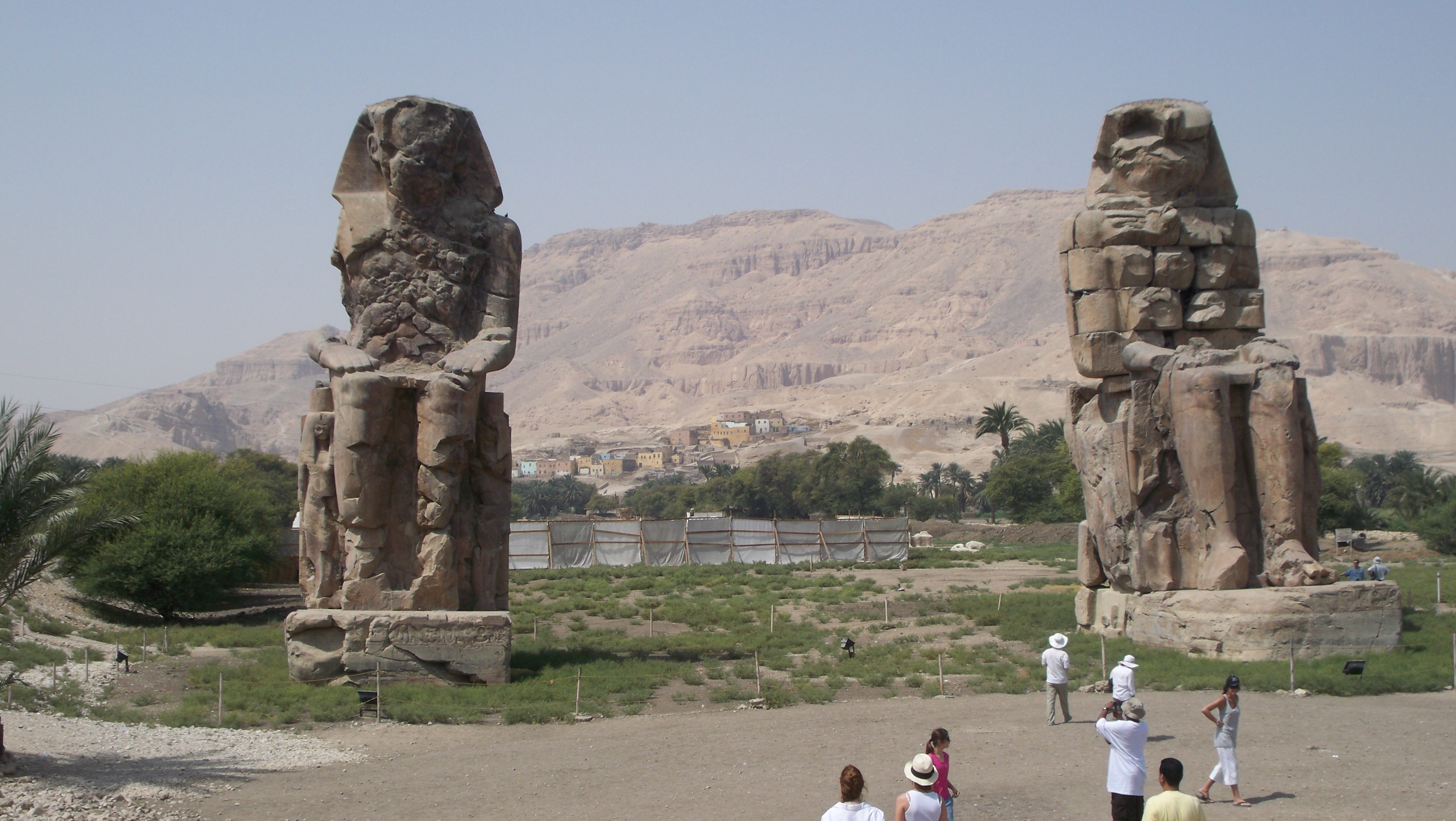 twin statues colossi of memnon